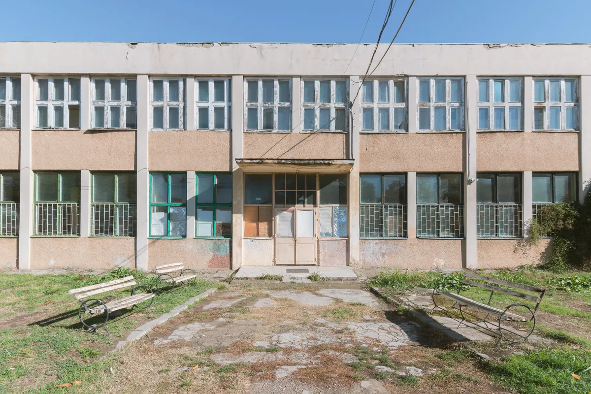 1. Școala